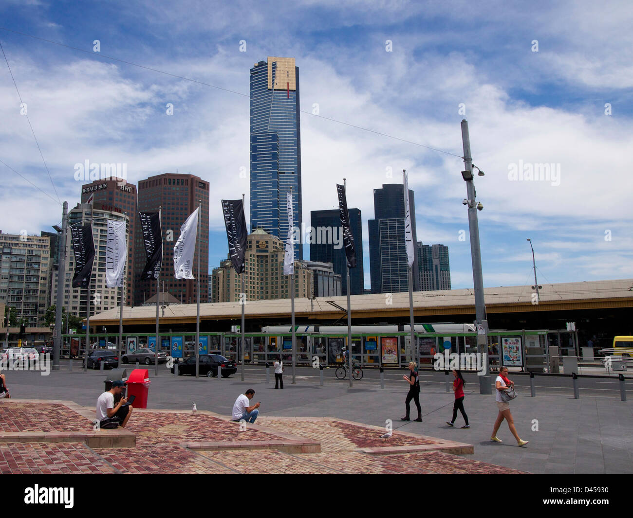 Federation Square direzione centro città, Melbourne, Australia Foto Stock