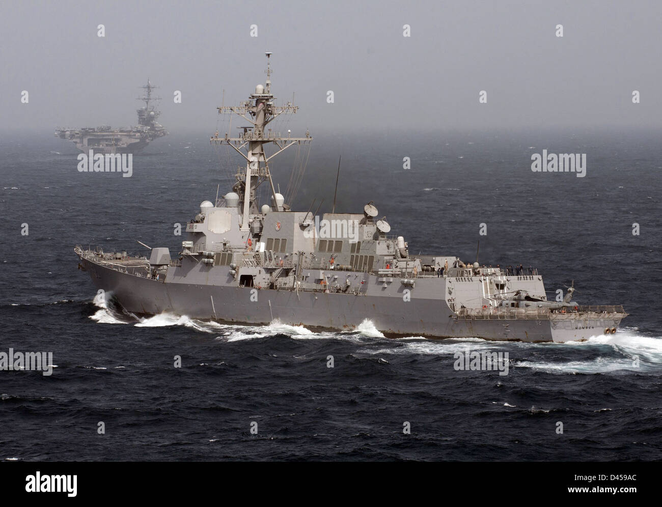 La USS Momsen (DDG 92), un cacciatorpediniere della classe Arleigh Burke, arriva accanto alla USS Carl Vinson (CVN 70), una portaerei della classe Nimitz, nel Mar Arabico per operazioni congiunte. Foto Stock