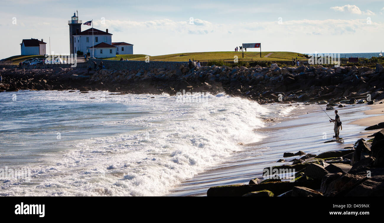 Un Surf-casting pescatore e il Watch Hill Lighthouse. Foto Stock