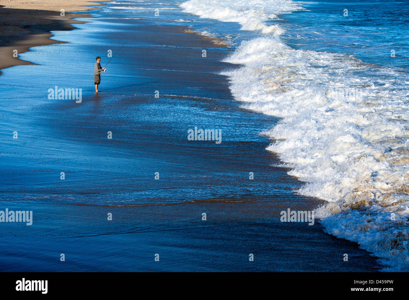 Un pescatori sulla spiaggia di Watch Hill, Rhode Island. Foto Stock