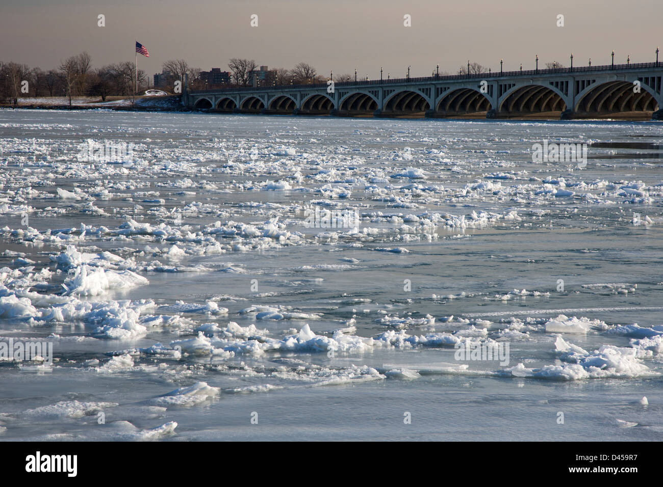 Detroit, Michigan - Il fiume Detroit in inverno e il MacArthur ponte che conduce a Belle Isle, un'isola il parco della città. Foto Stock