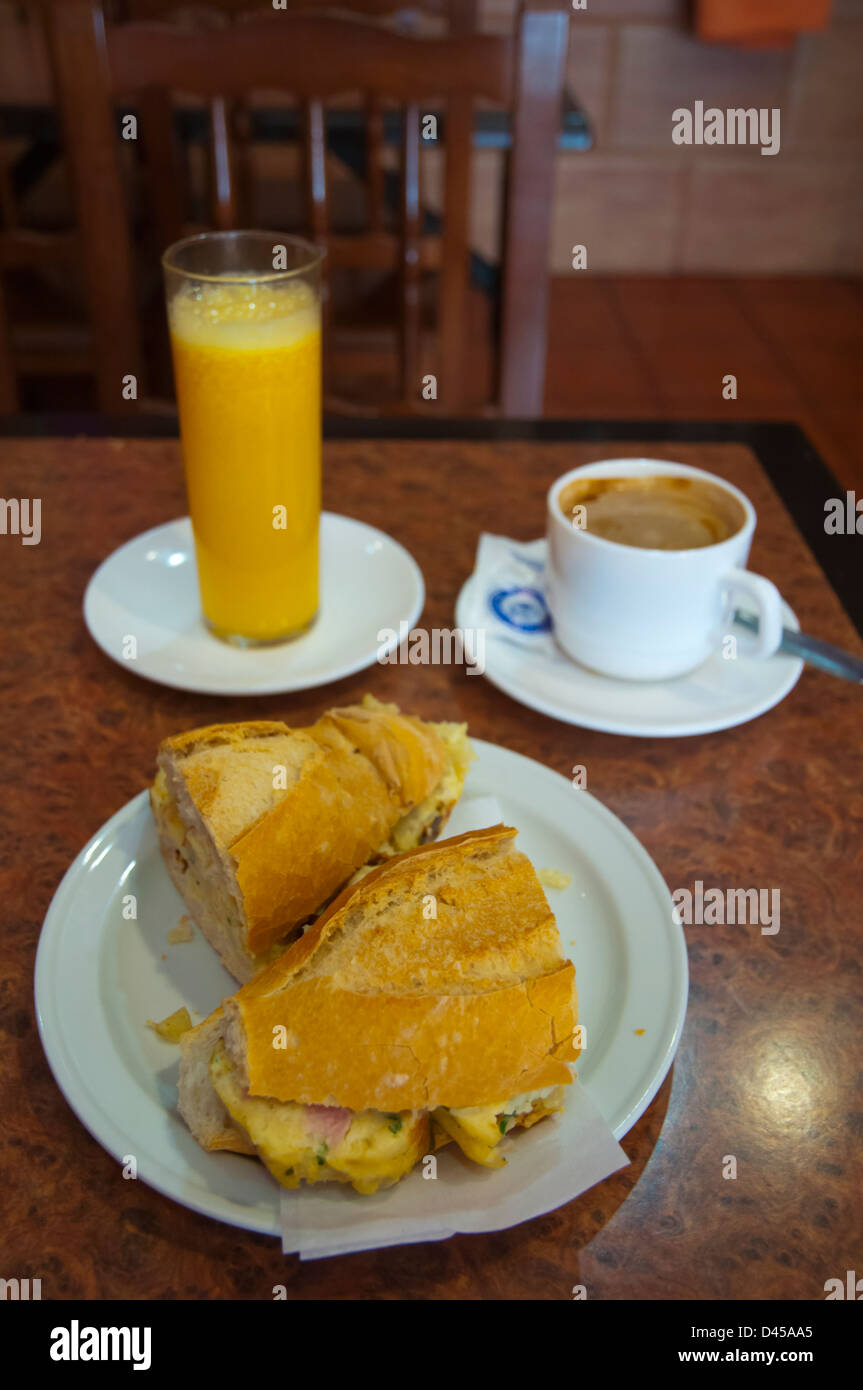 La prima colazione a sandwich boccadillo con tortilla freschi succhi di frutta e caffè Las Palmas città Gran Canaria Island nelle Isole Canarie Spagna Foto Stock
