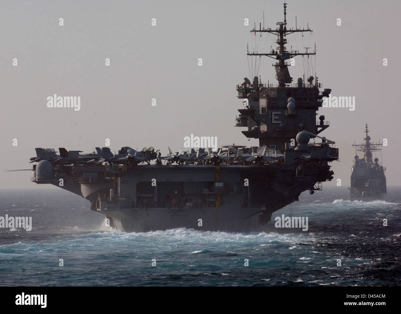 USS Enterprise e USS Vicksburg transito il Bab el-Mandeb stretto. Foto Stock