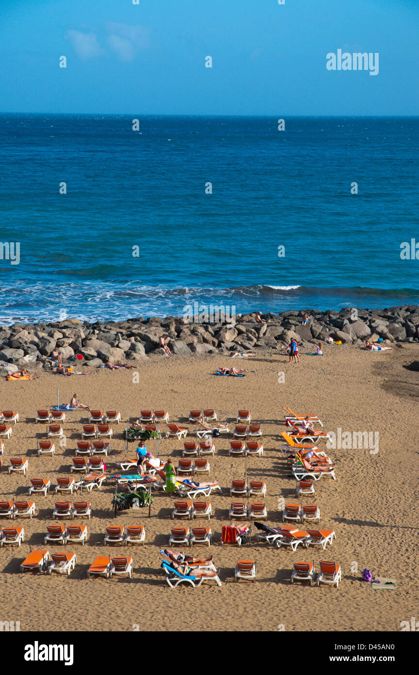 Spiaggia di fronte al Paseo Costa Canaria lungomare di Playa del Ingles resort Gran Canaria Island nelle Isole Canarie Spagna Foto Stock