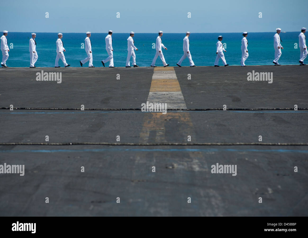 I marinai a bordo della USS Carl Vinson (CVN 70) fanno da guida mentre la nave passa davanti alla USS Arizona Memorial al suo arrivo a Pearl Harbor, Hawaii. L'evento onora l'eredità e i sacrifici di coloro che persero durante l'attacco a Pearl Harbor. Foto Stock