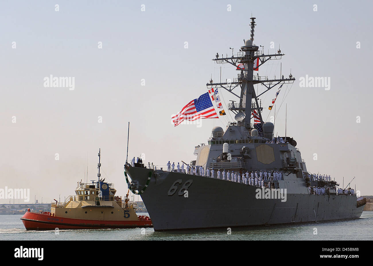 I marinai a bordo della USS The Sullivans (DDG 68) si occupano dei binari mentre la nave arriva alla stazione navale di Mayport, in Florida, segnando il ritorno della nave dal dispiegamento. Questa tradizione celebra il ritorno della nave e del suo equipaggio dopo una missione di successo. Foto Stock
