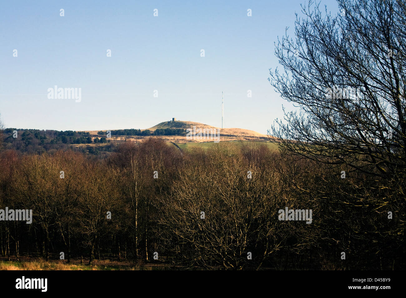 Rivington Pike con il montante della televisione sulla collina di inverno sfondo in inverno Rivington vicino a Horwich Bolton Lancashire Inghilterra Foto Stock