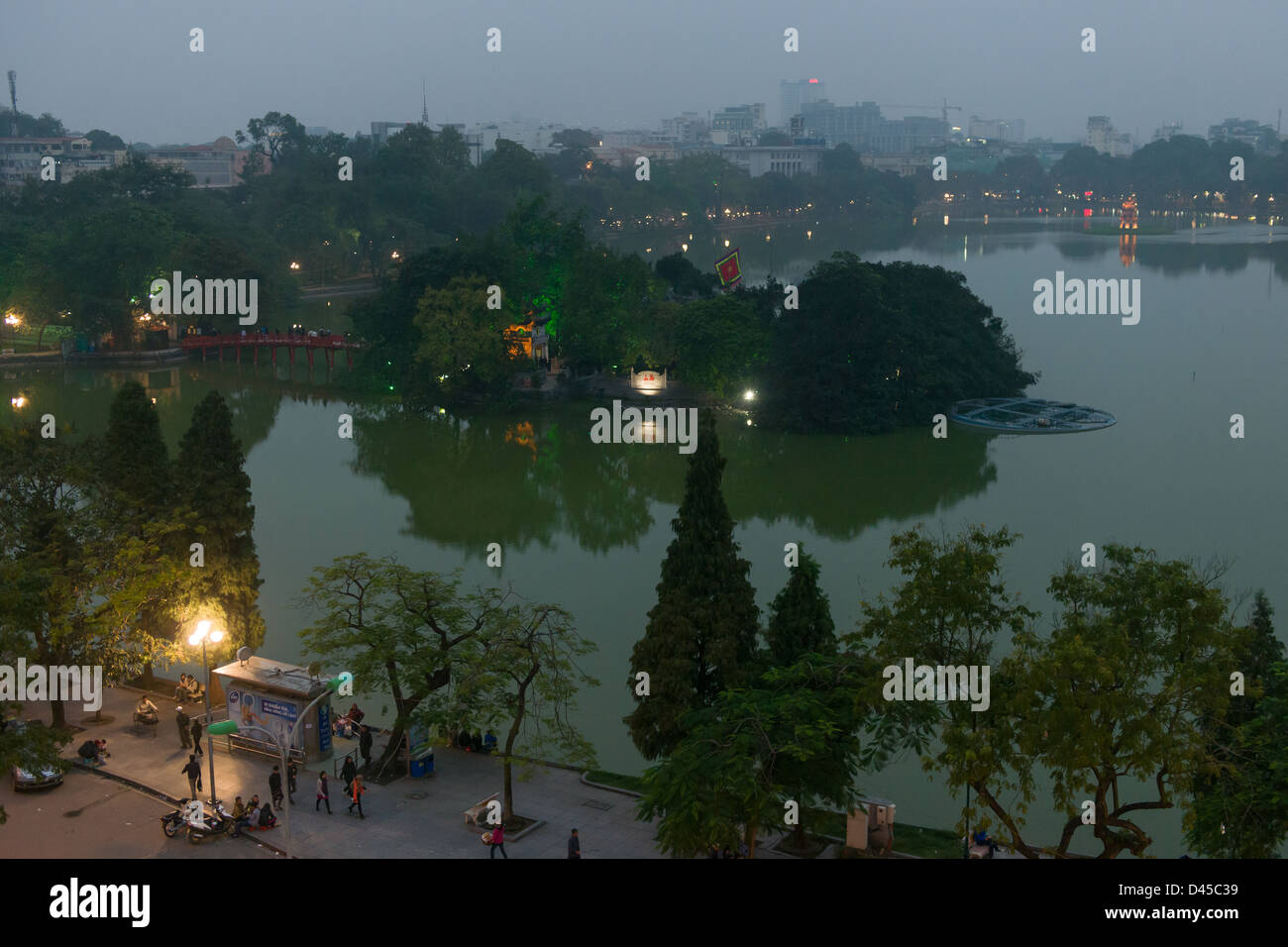 Guardando oltre il Lago Hoan Kiem nel centro di Hanoi al crepuscolo, Vietnam Foto Stock
