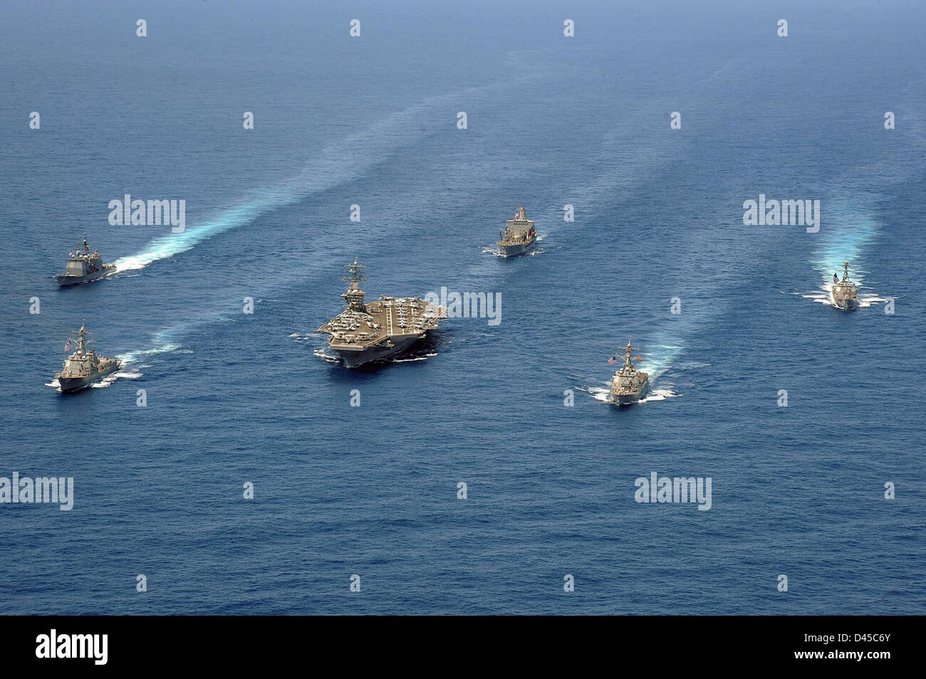 Navi da Gestore Strike gruppo 8 sono in formazione per una foto esercizio  nell'Oceano Atlantico Foto stock - Alamy