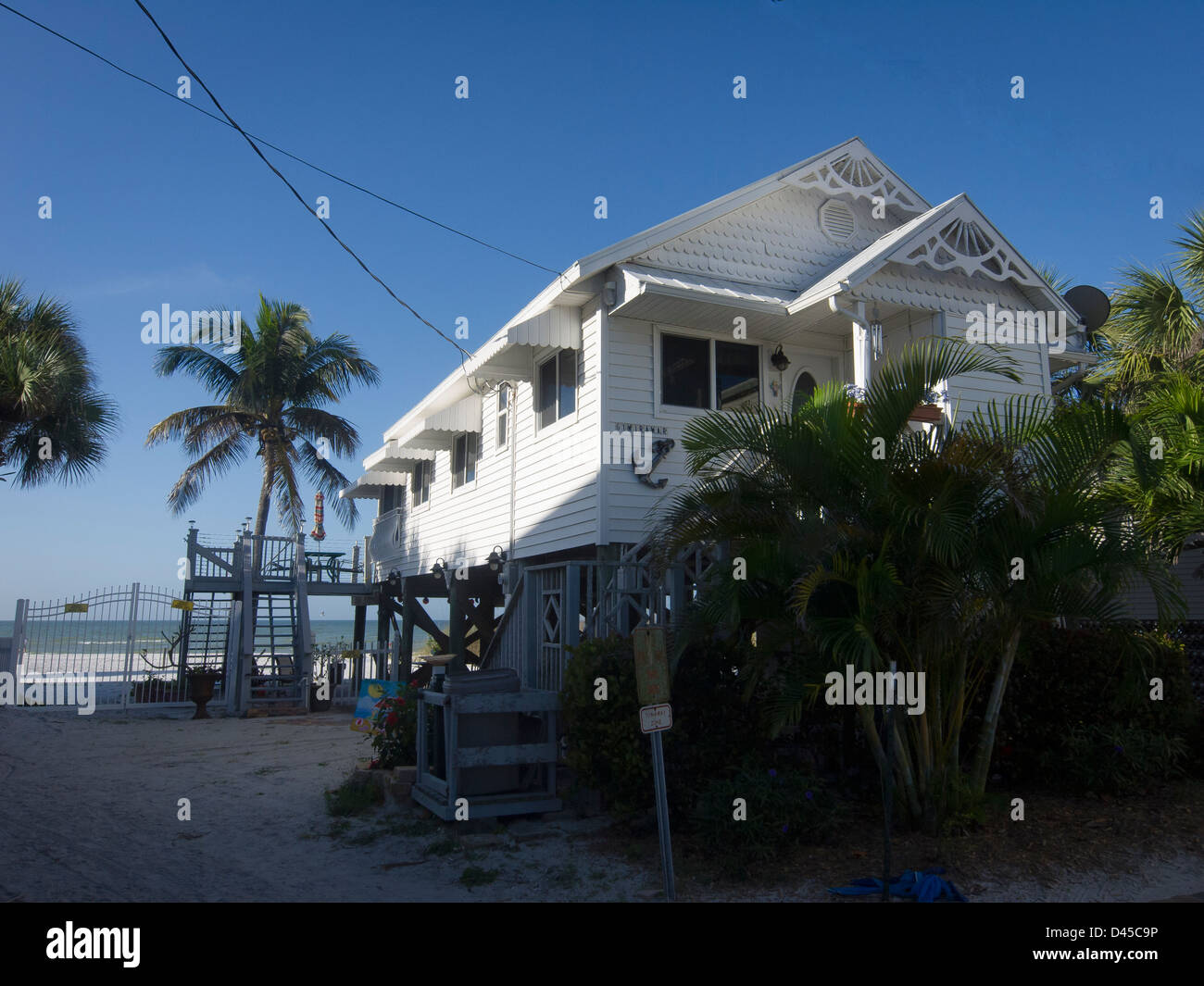 I cancelli sono chiusi che conduce alla spiaggia accanto ad una spiaggia di casa sulla Ft Myers Beach, Florida, Stati Uniti d'America. Foto Stock