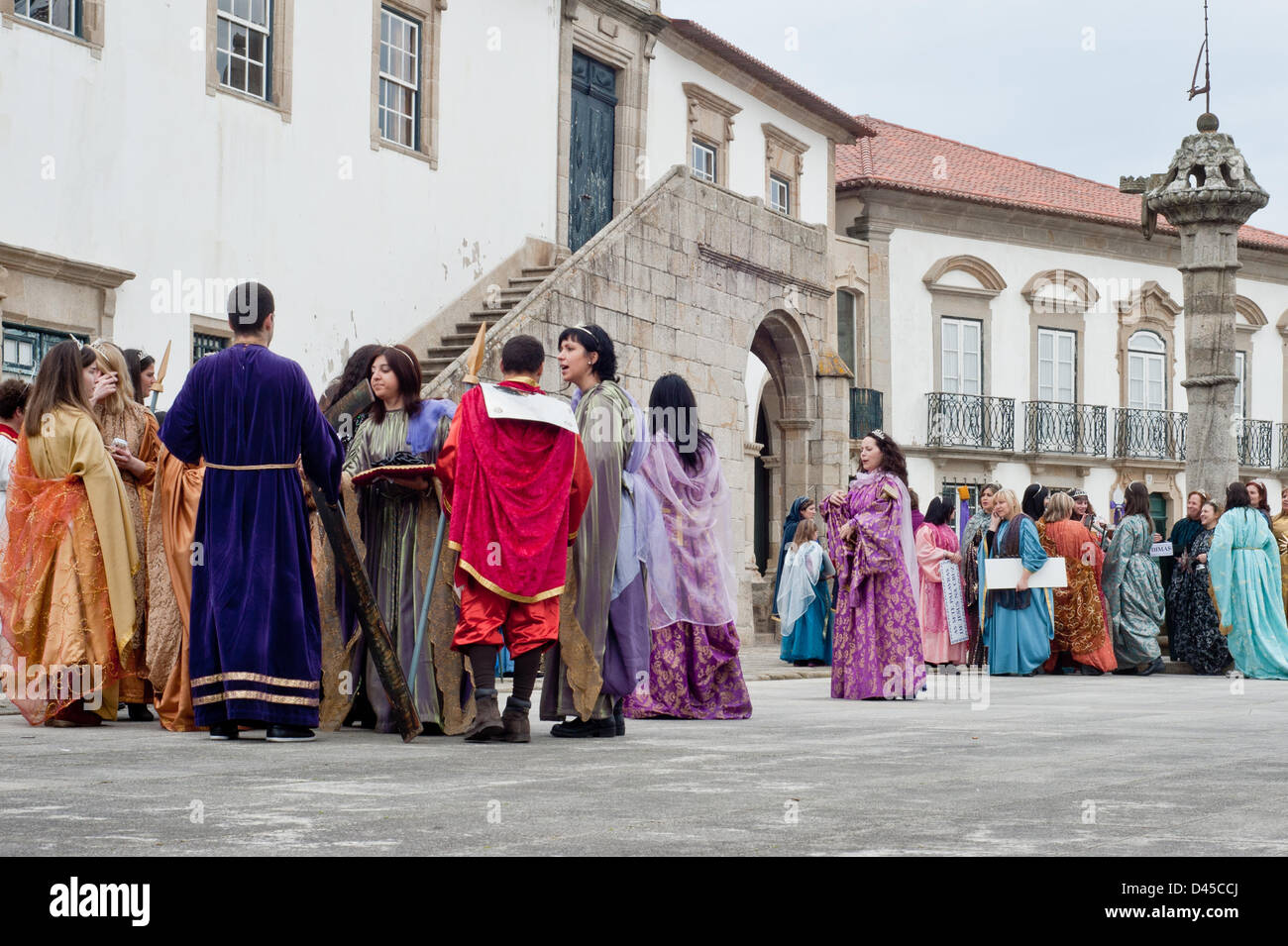 Vila de Conde, Portogallo - 3 March 2013: persone in costumi tradizionali durante la celebrazione della Terza Domenica di Quaresima. La Quaresima (latino: Quadragesima) è una osservanza dell anno liturgico di molte confessioni cristiane, dura per un periodo di circa sei settimane che portano fino alla Domenica di Pasqua. Foto Stock