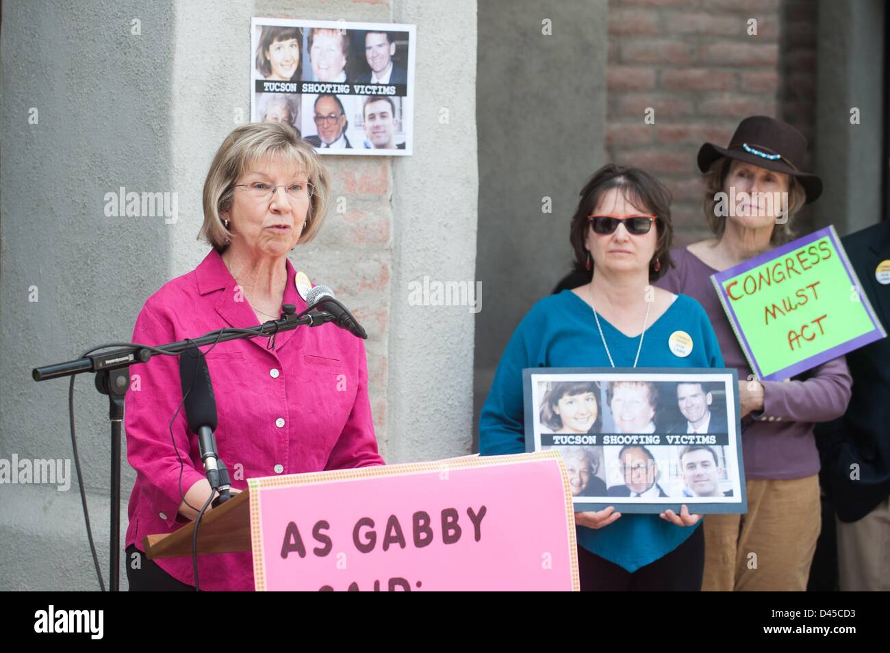 Tucson, Arizona, Stati Uniti. Il 5 marzo 2013. Riprese di Tucson vittima PAM SIMON ha parlato in un evento tenutosi al di fuori il Tucson, Ariz. ufficio del Sen. J. Flake (R-Ariz.) chiamando per un non-partigiano approvazione di universal controlli in background per gli acquisti di armi da fuoco. La manifestazione è stata organizzata da diversi gruppi tra cui il Tucson Comitato comunitario contro la violenza pistola, sindaci contro le armi illegali e la coalizione nazionale per fermare la violenza pistola. (Credito Immagine: © sarà Seberger/ZUMAPRESS.com) Foto Stock