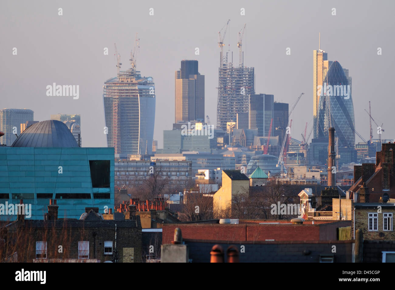 Londra REGNO UNITO dello skyline della città, la sera presto, visto da Sud Est Foto Stock