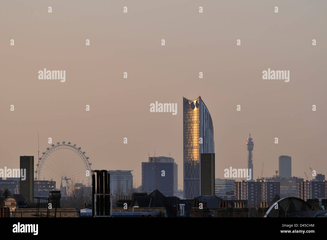 Londra REGNO UNITO skyline al tramonto, visto dal Peckham, a sud-est di Londra, con Millennium Wheel e torre PO Foto Stock