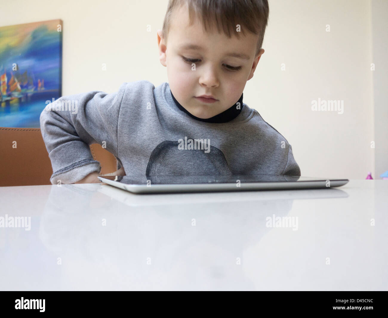 Piccolo boy utilizzando un iPad di Apple Foto Stock