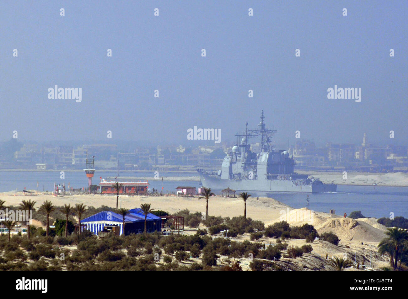 USS la cittadella di Hue transita il Canale di Suez. Foto Stock