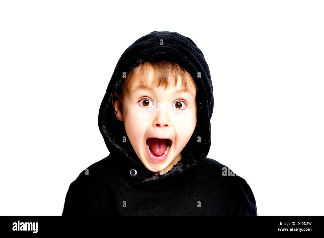 Cinque anni di vecchio ragazzo in un nero felpa con cappuccio Felpa con sallow pelle marrone capelli e gli occhi castani contro uno sfondo bianco. Foto Stock