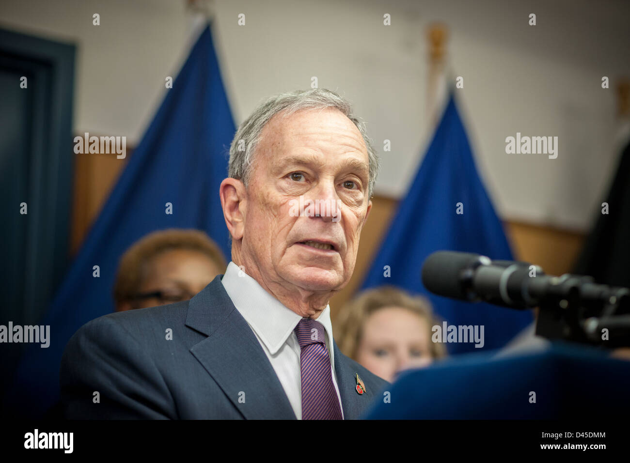 Il sindaco di New York Michael Bloomberg si parla nel corso di una conferenza stampa in 49-51 camere Street a New York Foto Stock