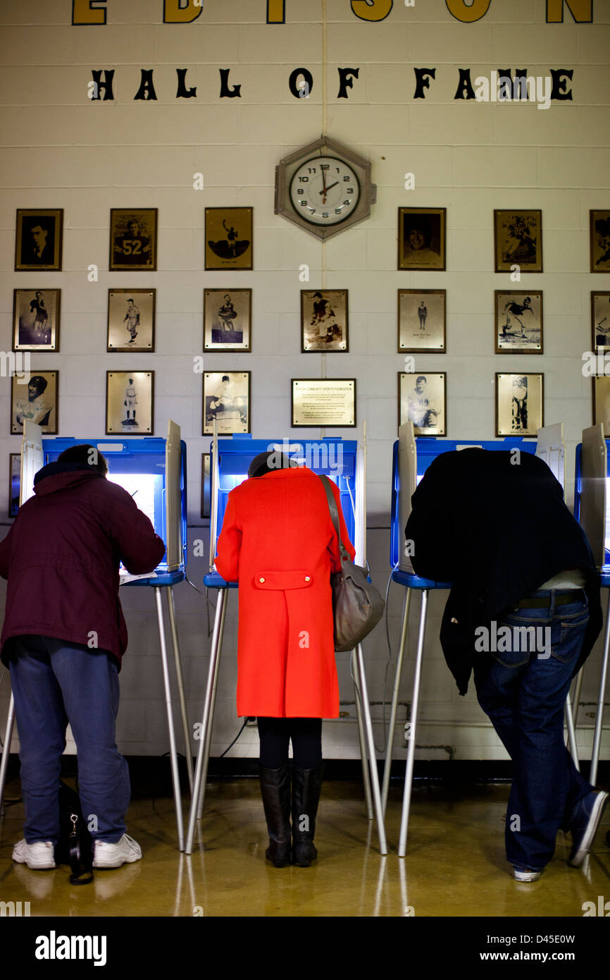 Elettori alle urne del giorno delle elezioni del 2012, Edison High School, ne Minneapolis, Minnesota. Foto Stock