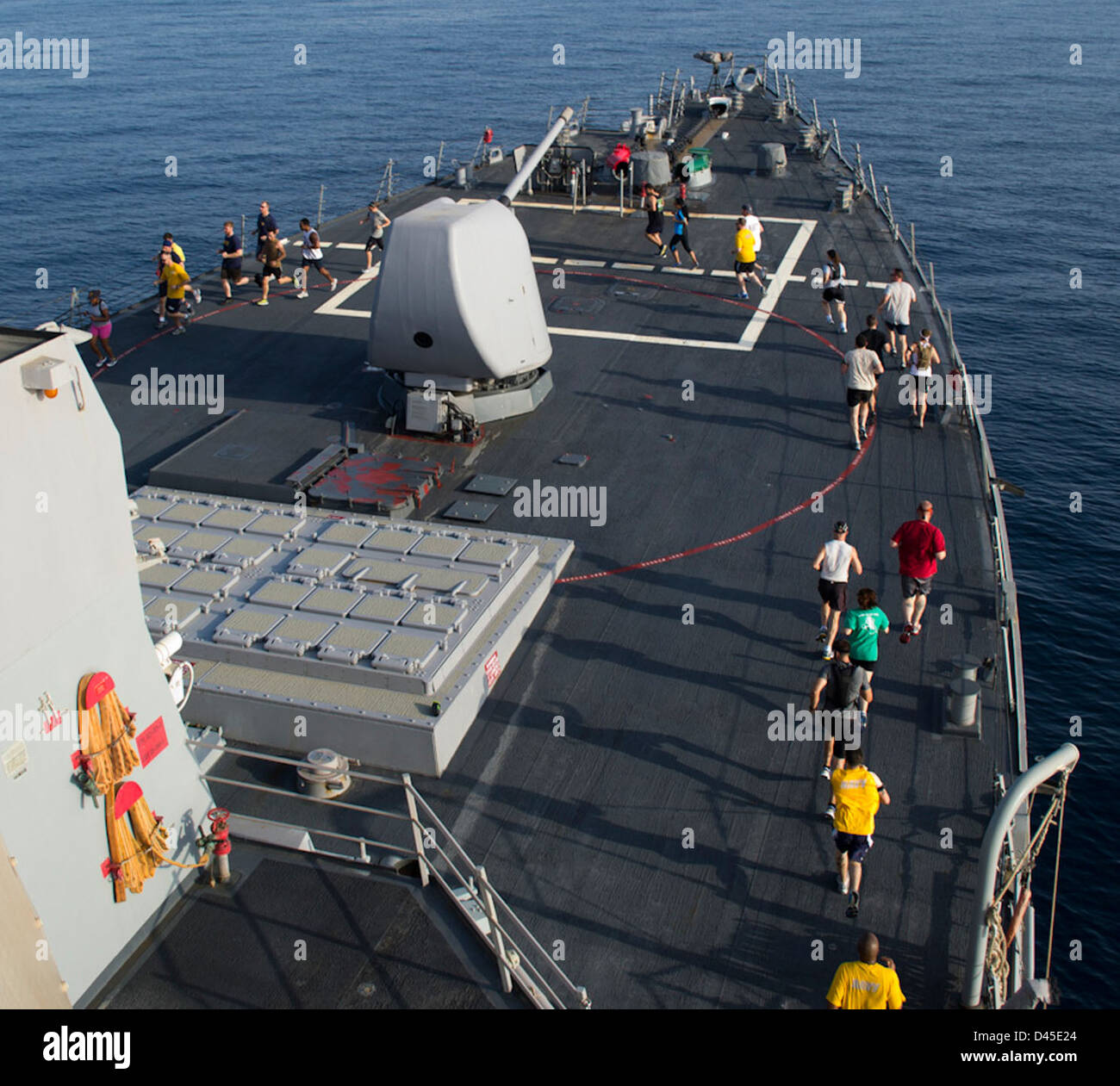 I marinai a bordo della USS Benfold (DDG 65) eseguono esercitazioni in mare mentre operano nella 5th Fleet area of Responsibility degli Stati Uniti, supportando la preparazione militare e le operazioni della flotta. Foto Stock