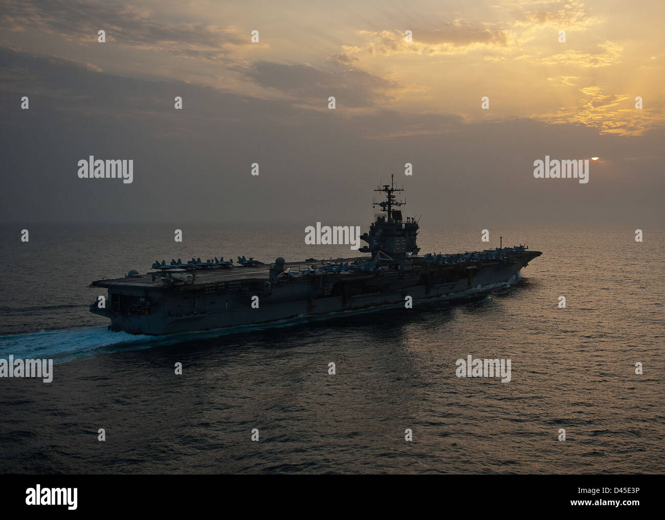La USS Enterprise, una portaerei classe Nimitz, parte per il suo dispiegamento finale, sostenendo le operazioni navali nella zona di responsabilità della 5th Fleet, prima della disattivazione. Foto Stock