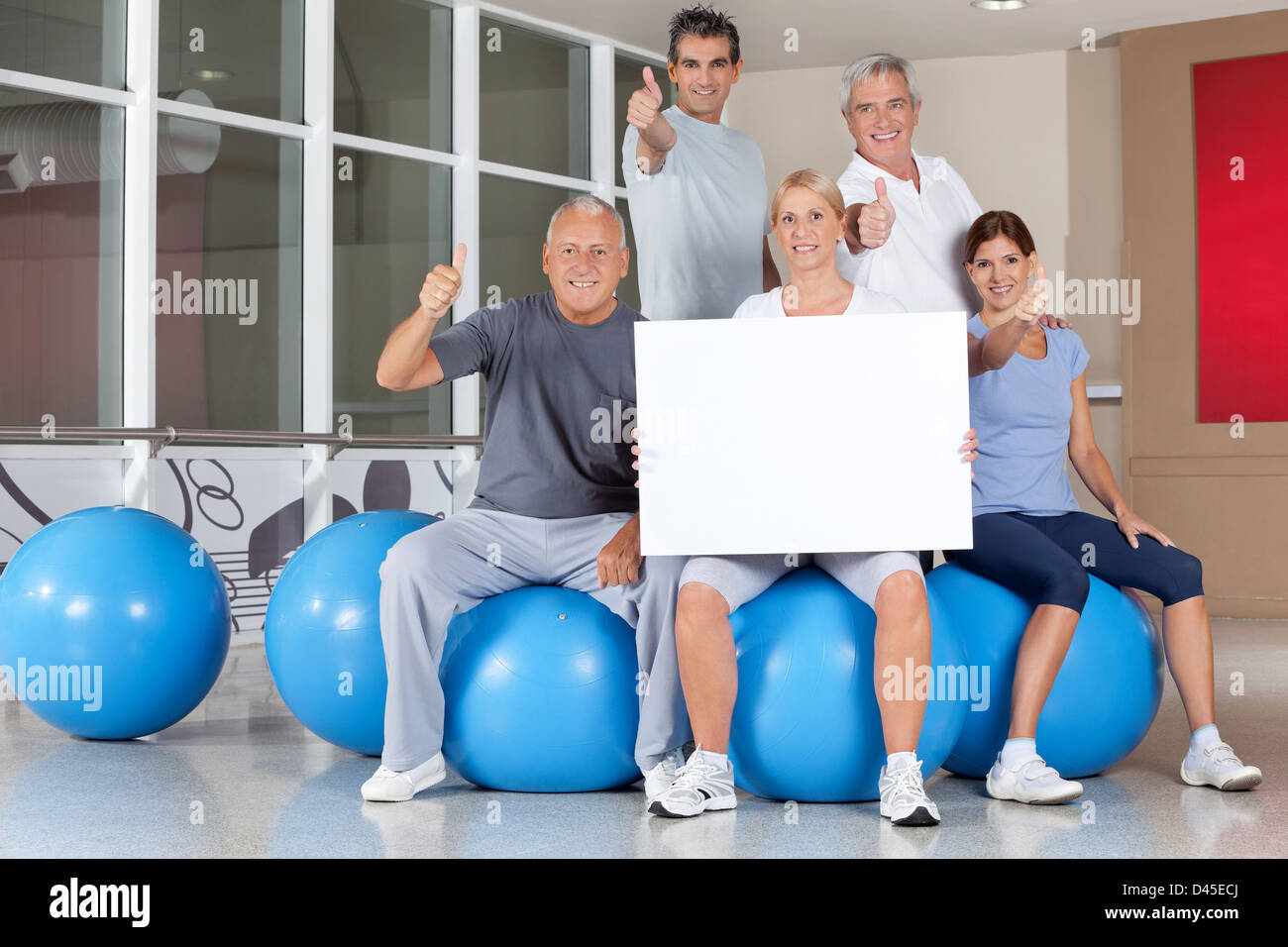 Pubblicità per il retro della formazione in palestra con felice senior gruppo fitness Foto Stock