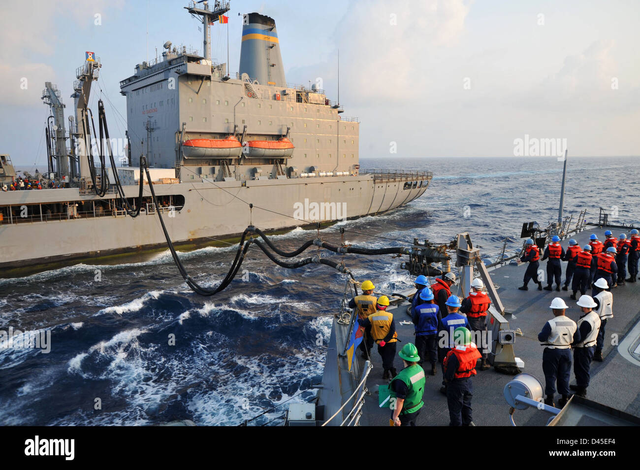 USS McCampbell riceve combustibile in mare. Foto Stock