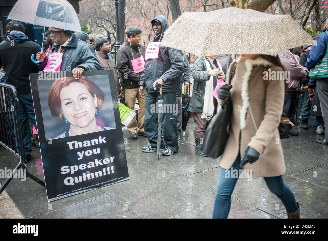 Cucina di strada i fornitori si riuniscono di fronte di New York City Hall prima di entrare nel consiglio di città Foto Stock