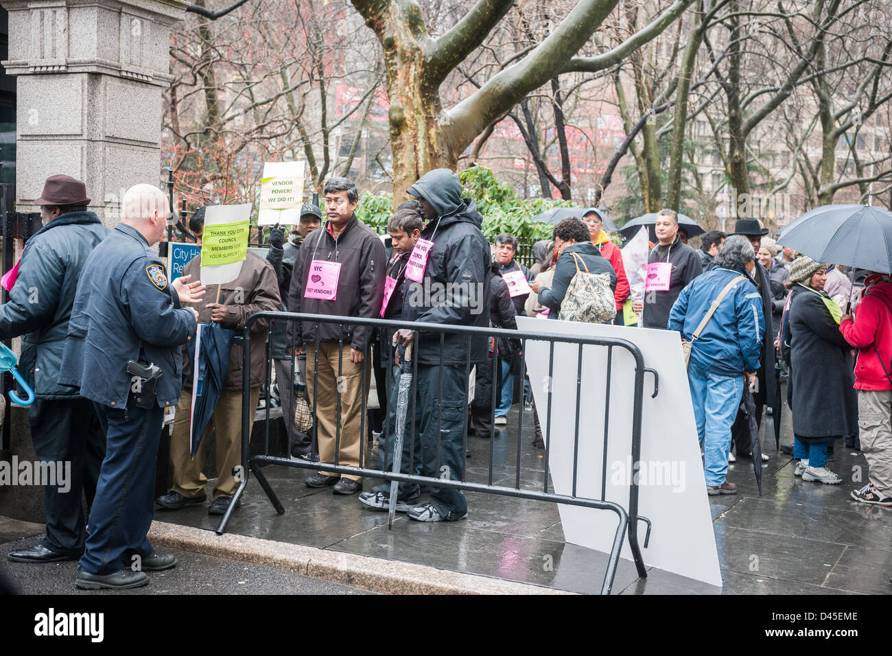 Cucina di strada i fornitori si riuniscono di fronte di New York City Hall prima di entrare nel consiglio di città Foto Stock