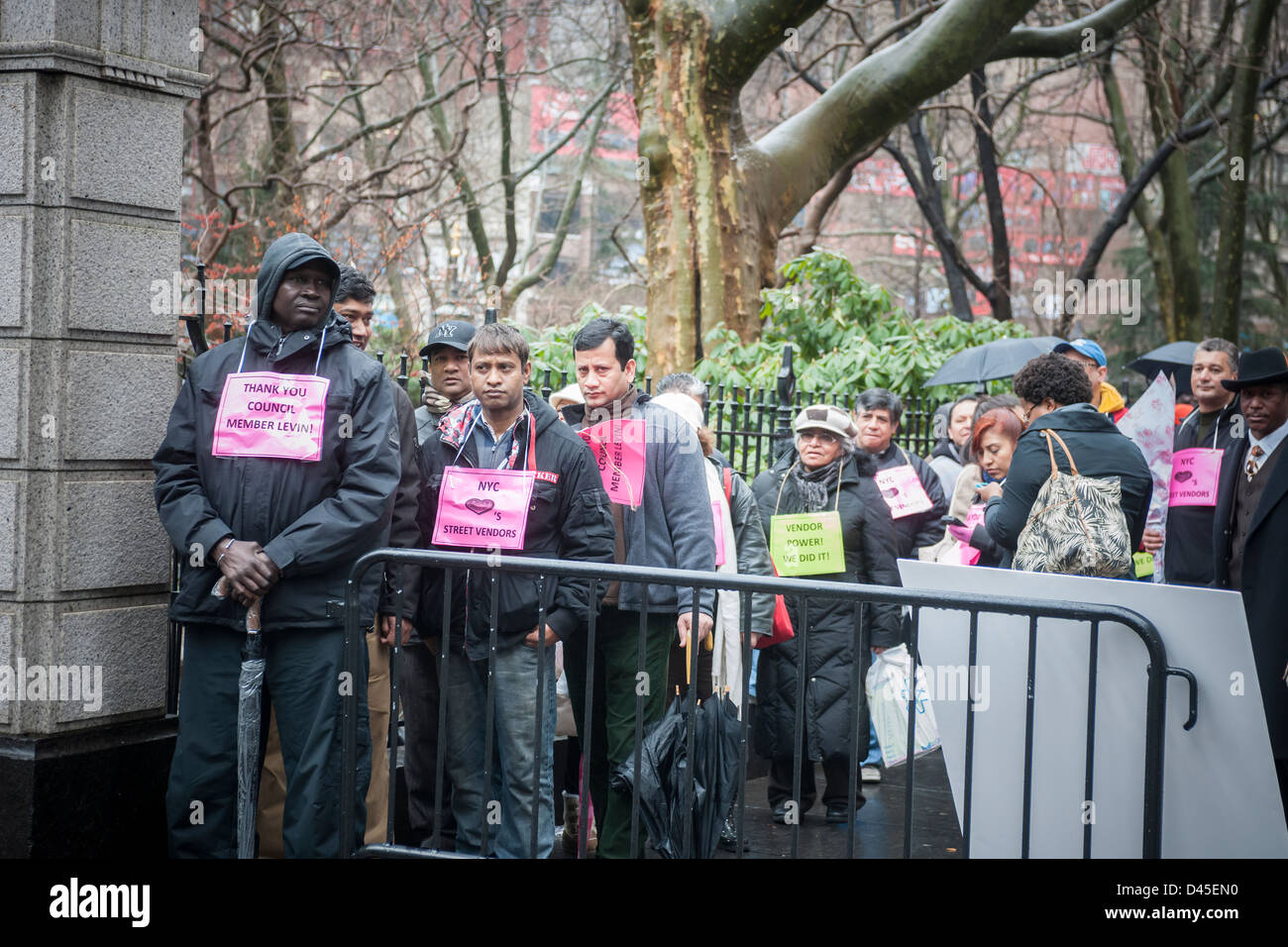 Cucina di strada i fornitori si riuniscono di fronte di New York City Hall prima di entrare nel consiglio di città Foto Stock
