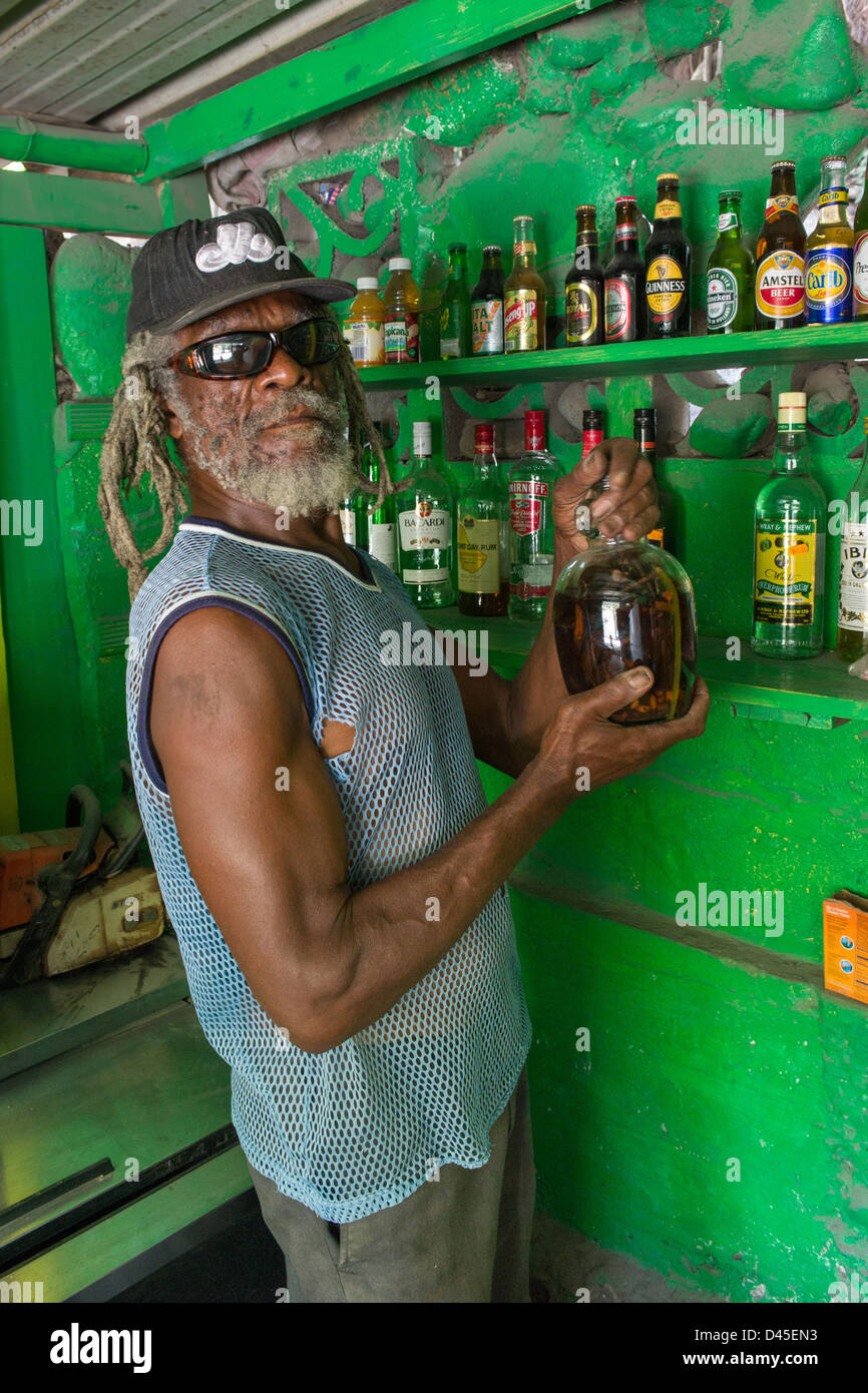 Murphy, proprietario di Rootsman's Bar con la sua bussola di rum, Carr's Bay, Montserrat Foto Stock