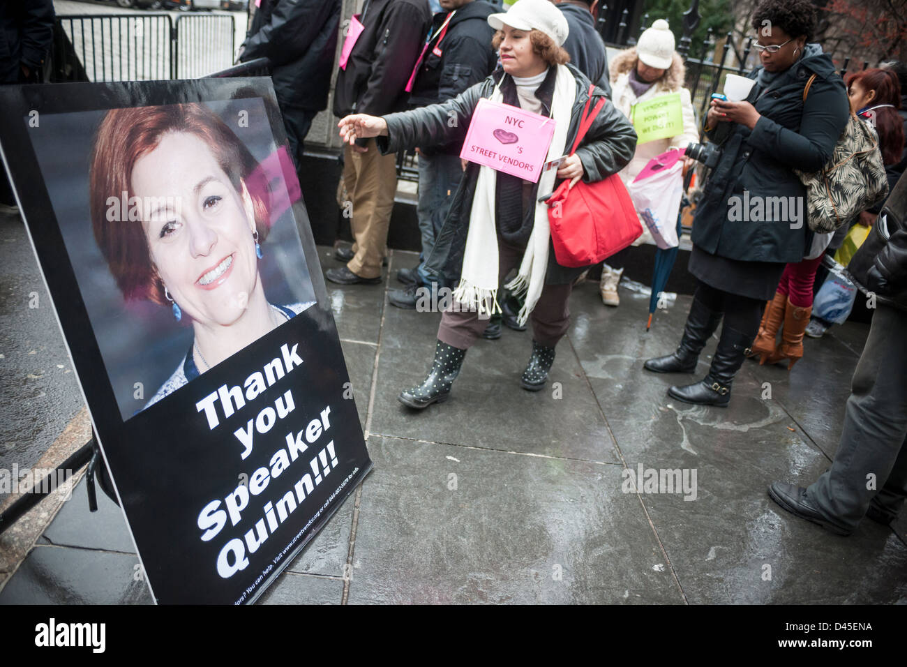 Cucina di strada i fornitori si riuniscono di fronte di New York City Hall prima di entrare nel consiglio di città Foto Stock