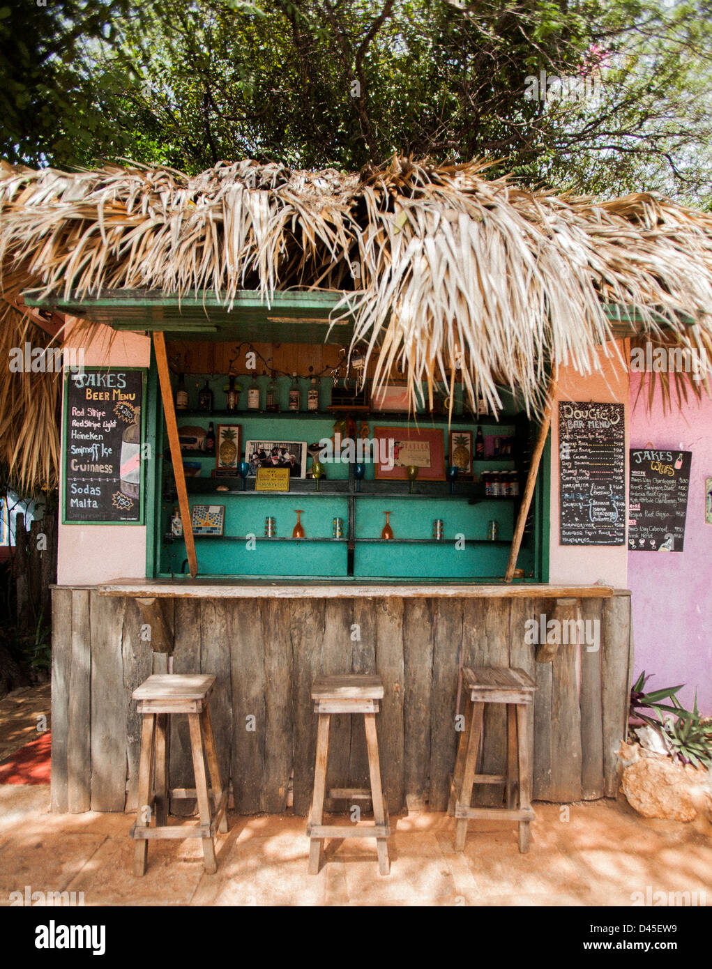 Un bar esterno con poche sedie di legno Foto stock - Alamy