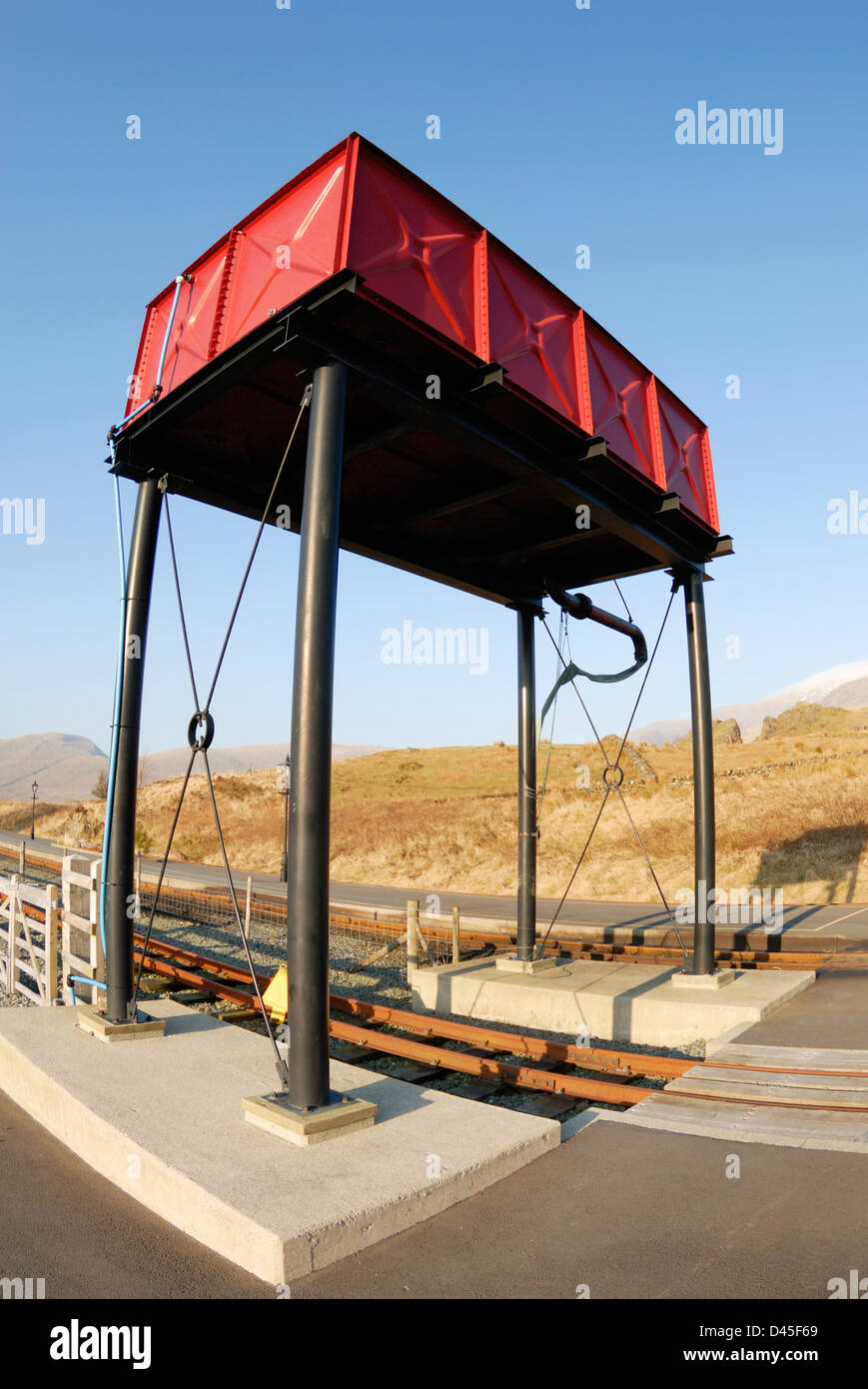 Acqua serbatoio di accumulo sul Welsh Highland Ferrovie a Vapore a Rhyd Ddu stazione in Gwynedd, il Galles del Nord. Foto Stock
