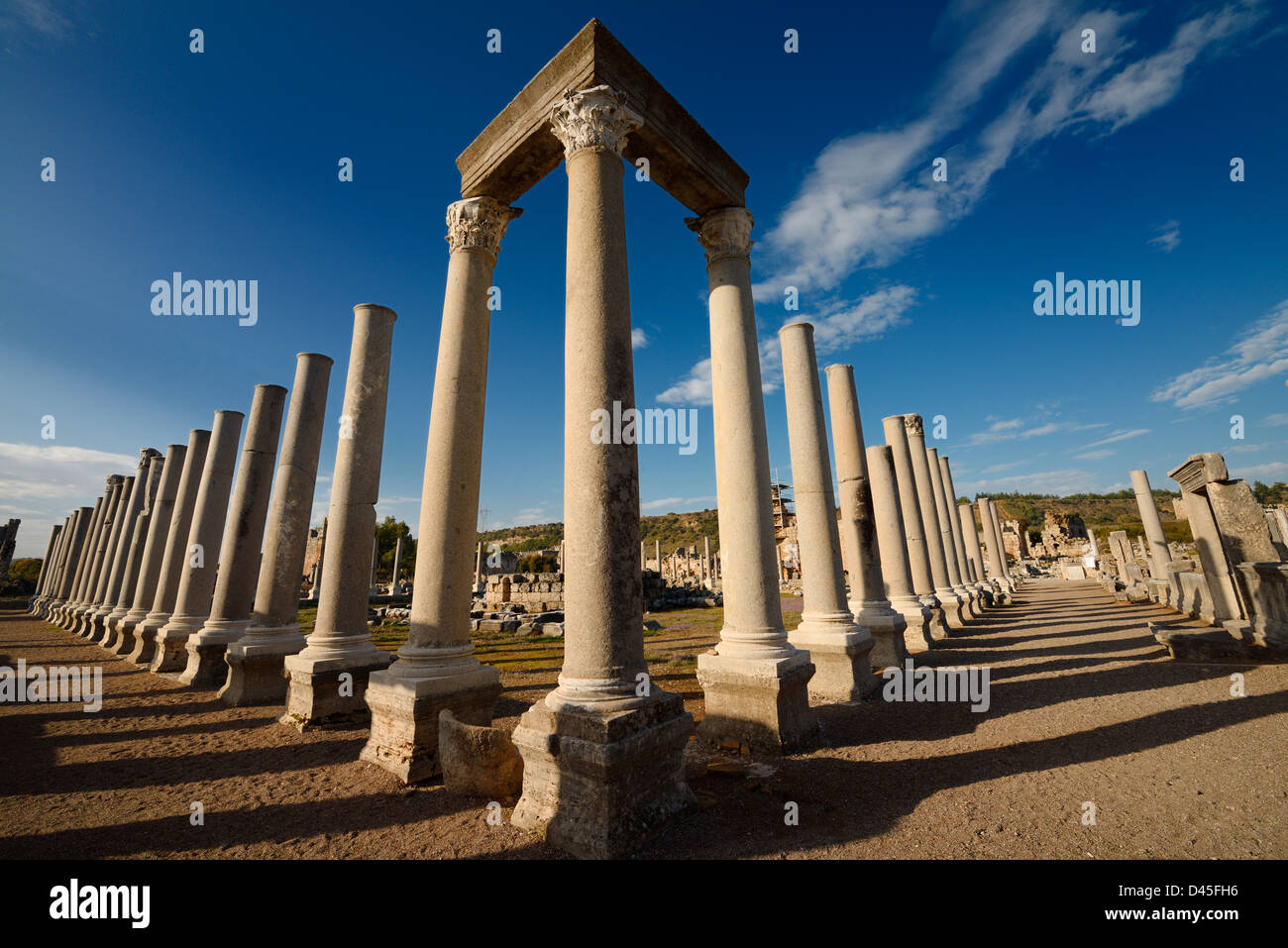 Pilastri angolari con architrave di Greco Agora rovine di antiche Perge sito archeologico in Turchia Foto Stock