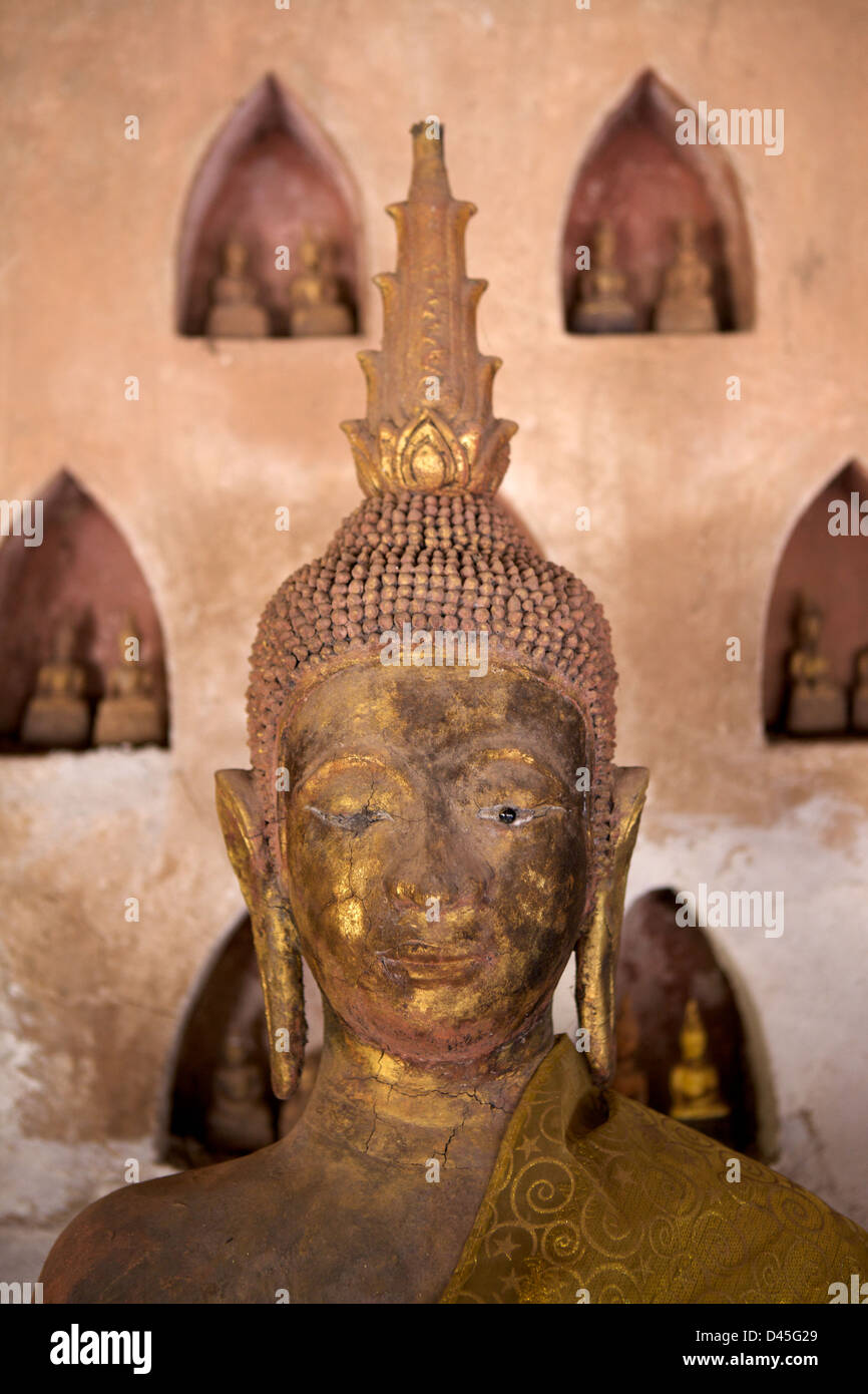 Statua del Buddha trovato nel chiostro del Wat Si Saket, in Vientiane, Laos Foto Stock