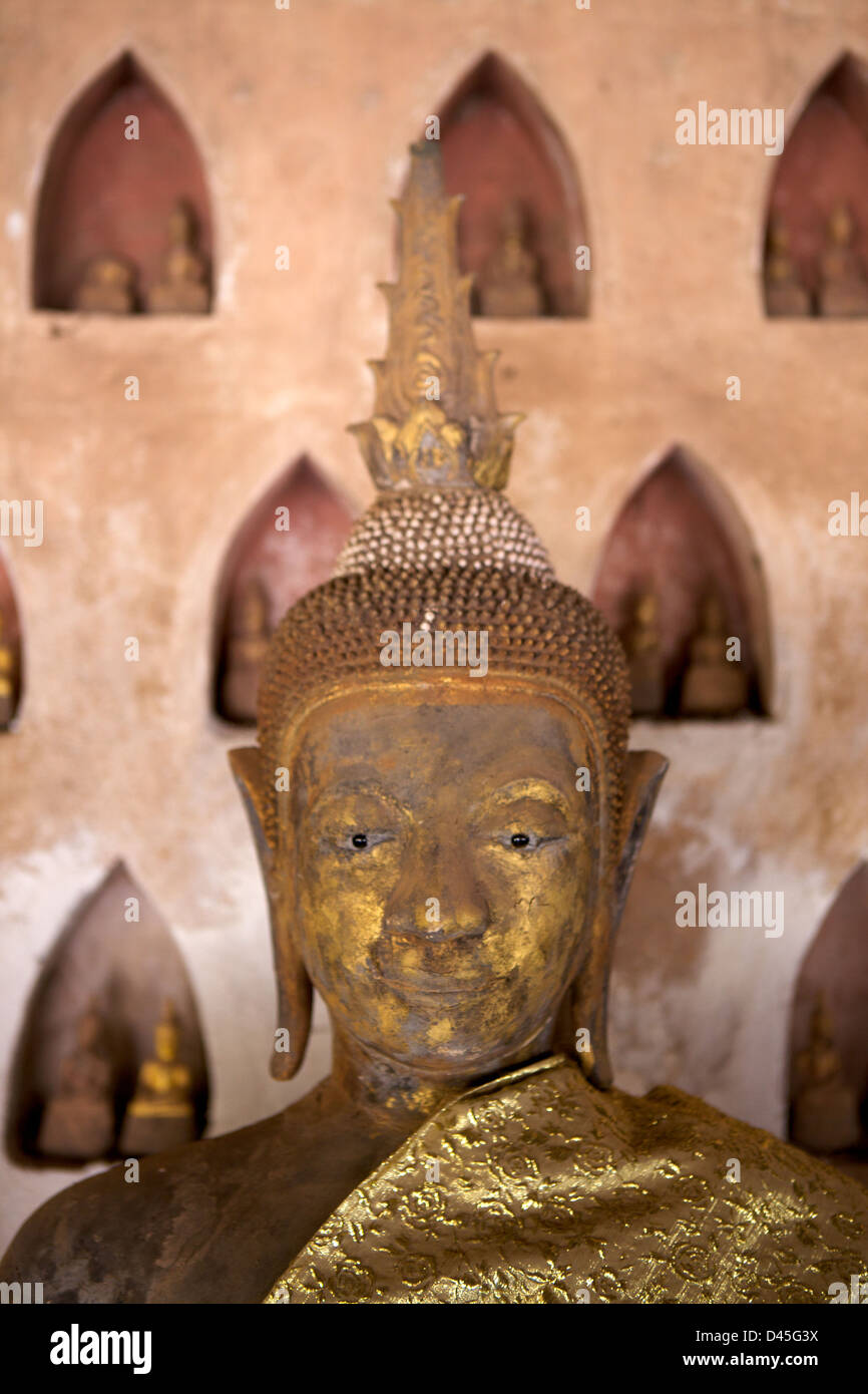 Statua del Buddha trovato nel chiostro del Wat Si Saket, in Vientiane, Laos Foto Stock