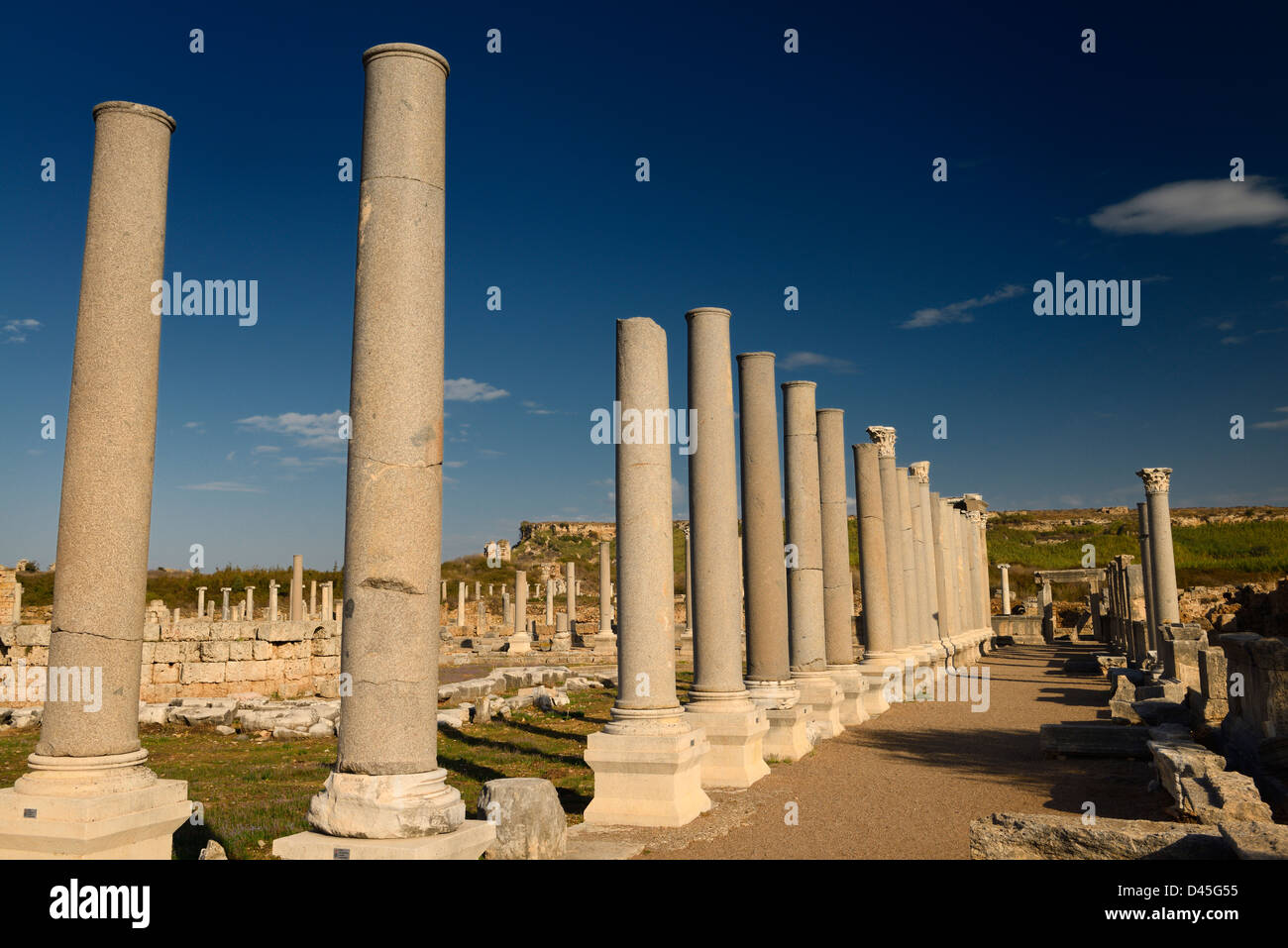 Vista nord a Perge Turchia Acropolis dal colonnato di colonne presso Agora con tempio circolare Foto Stock