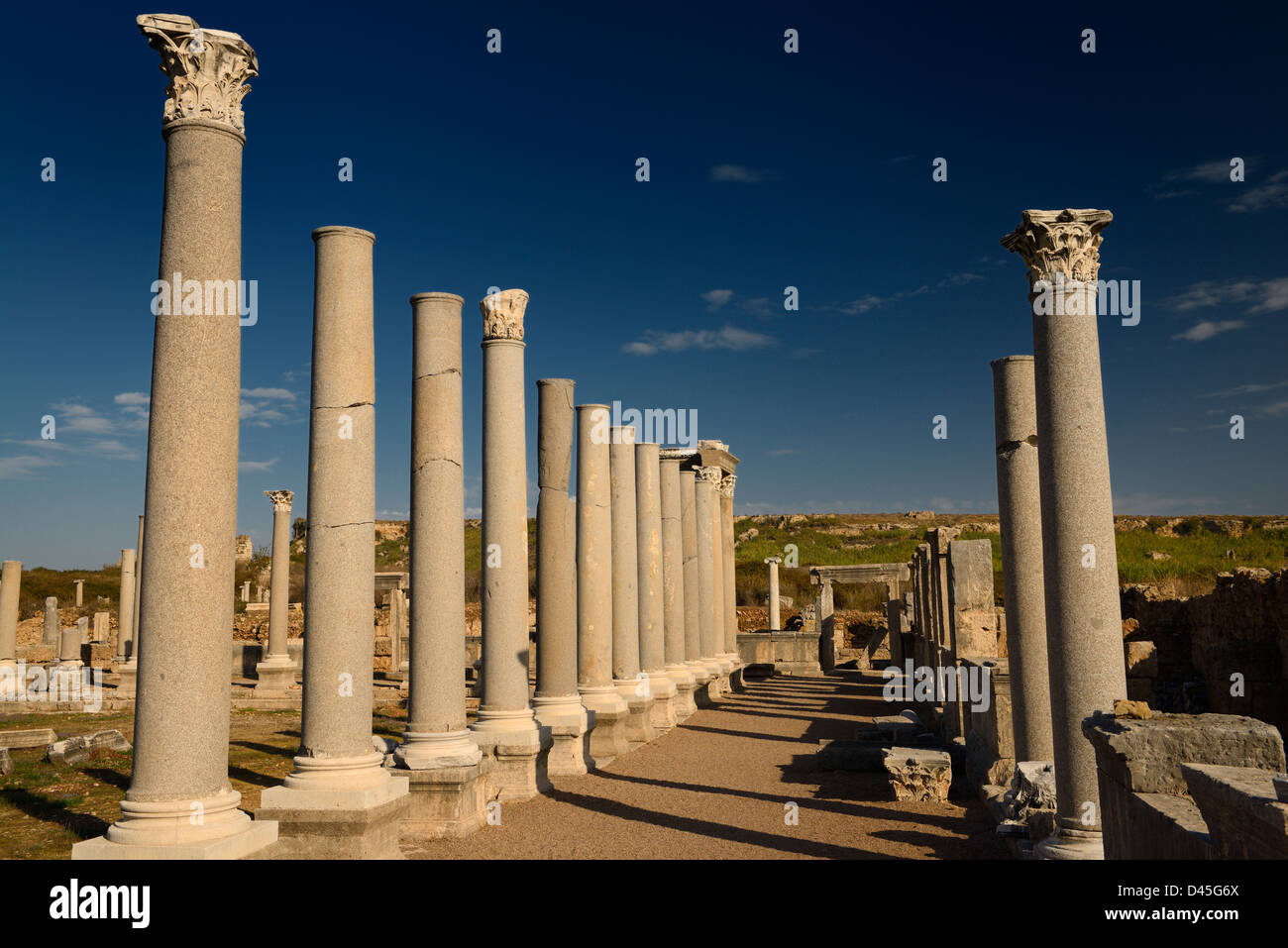 Colonnato di antiche colonne presso Agora di Perge rovine della Turchia con collina Acropoli Foto Stock