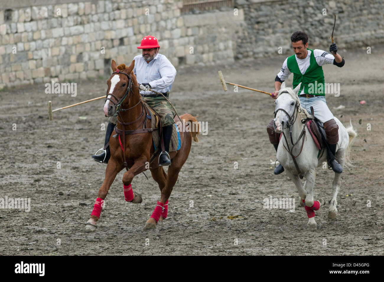 Cavalli al galoppo durante una partita di polo, biglietto, Khyber-Pakhtunkhwa, Pakistan Foto Stock