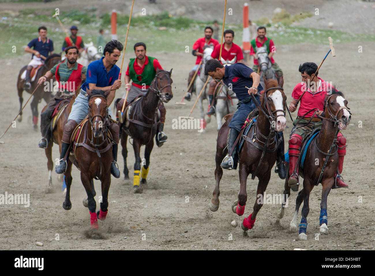 I giocatori che eseguono una carica durante una partita di polo, biglietto, Khyber-Pakhtunkhwa, Pakistan Foto Stock