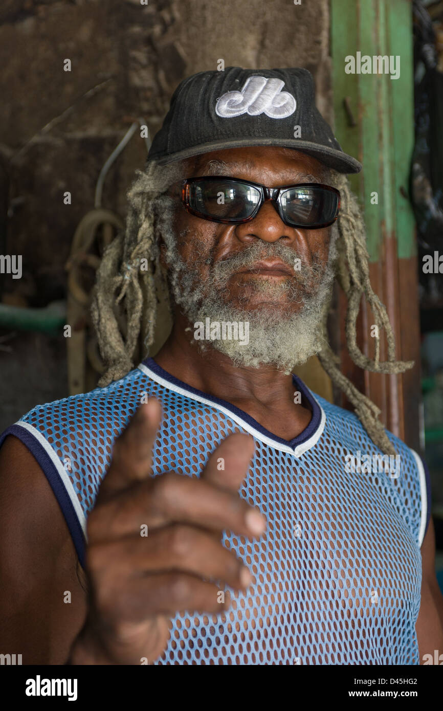 Murphy, proprietario di Rootsman's Bar, Carr's Bay, Montserrat Foto Stock