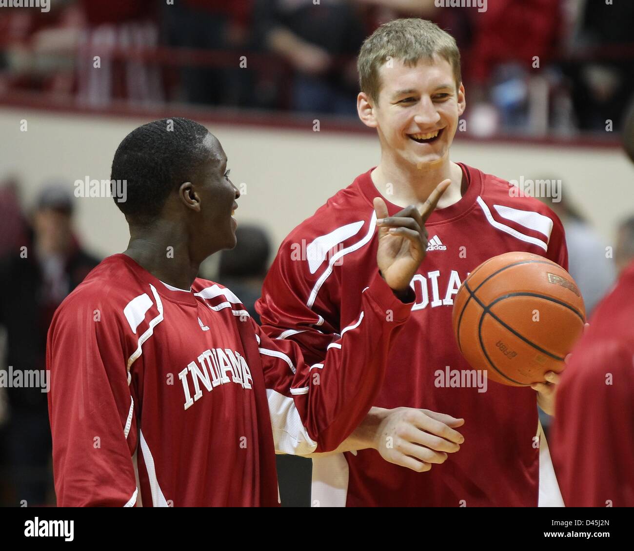 Bloomington, Indiana, Stati Uniti d'America. 5 Marzo, 2013. Indiana Hoosiers guard Victor Oladipo (4) e Indiana Hoosiers avanti Cody Zeller (40) parlare prima di un NCAA pallacanestro tra Ohio State University e l'Università dell'Indiana a Assembly Hall in Bloomington, Indiana. Foto Stock