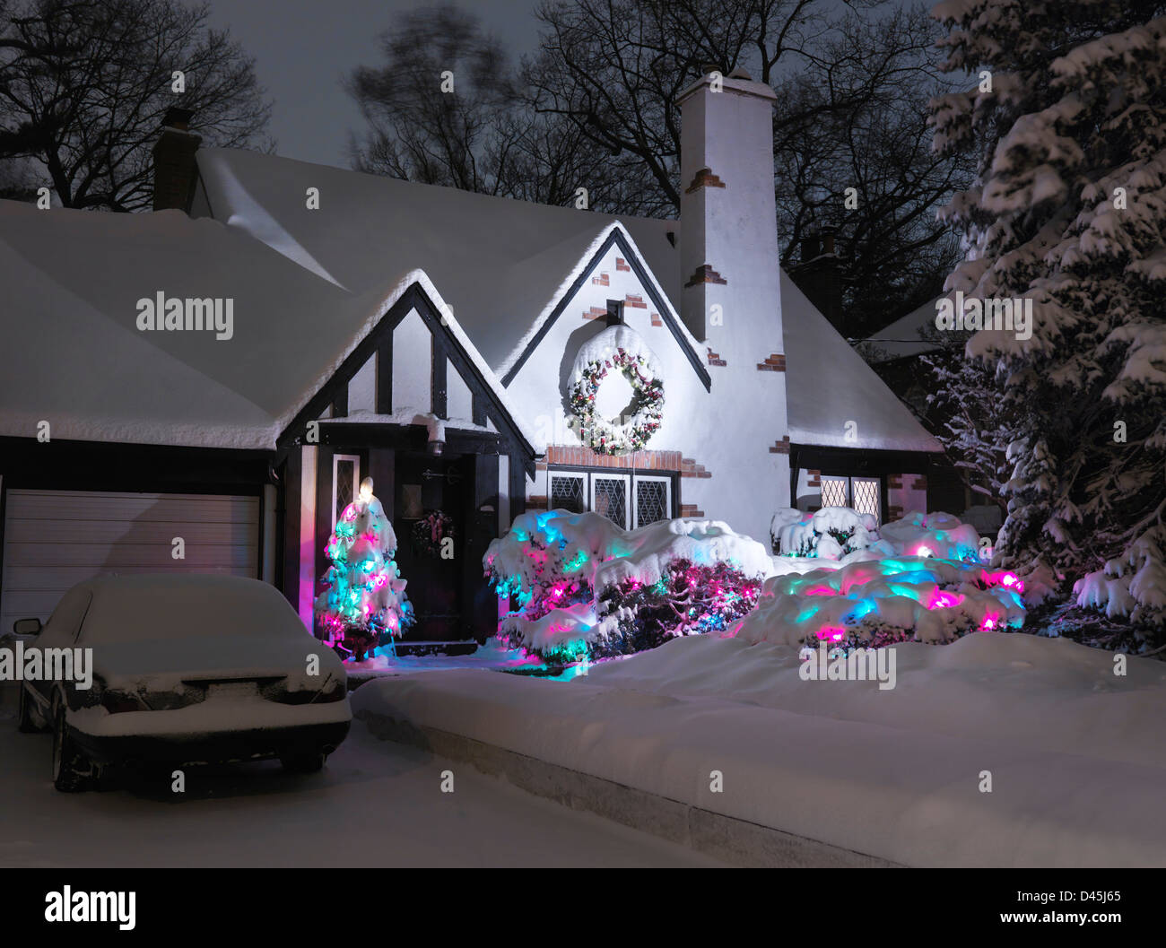 Casa Famiglia decorata con le luci di Natale per le vacanze e coperti di neve notturno di New Scenic 5 posti. Toronto, Ontario, Canada. Foto Stock