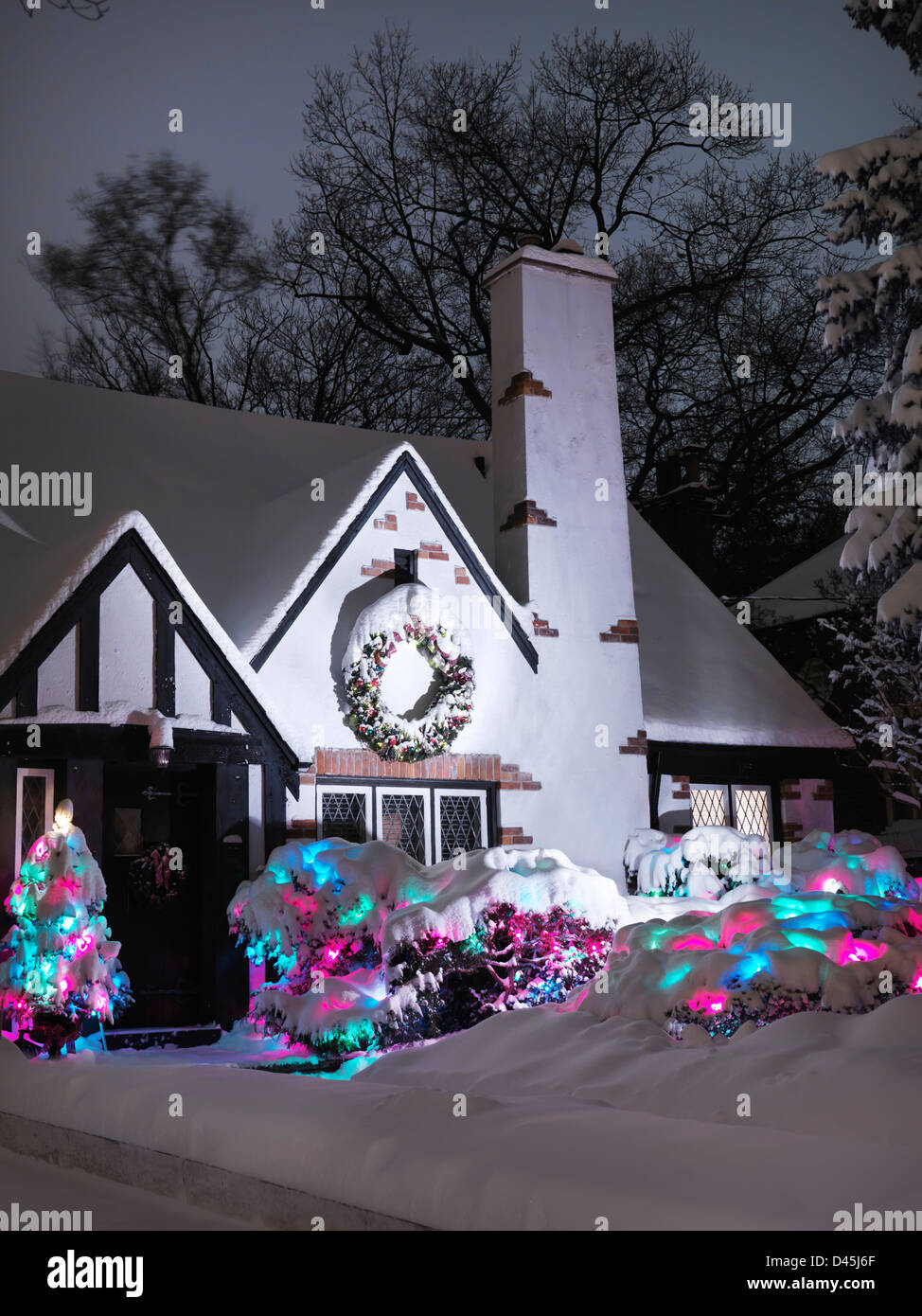 Carino casa famiglia decorata con le luci di Natale per le vacanze e coperti di neve notturno di New Scenic 5 posti. Toronto, Ontario, Canada. Foto Stock