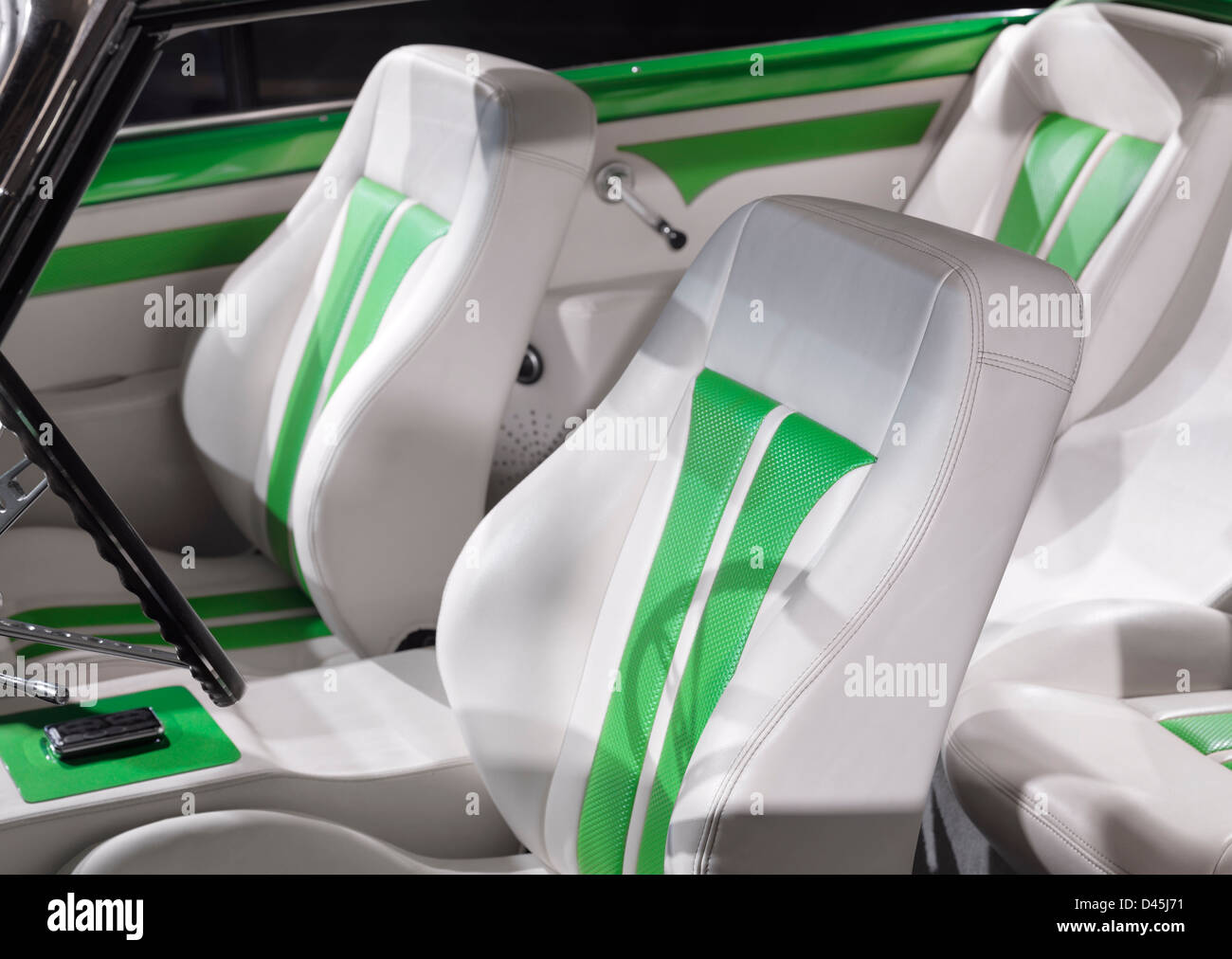 Retrò classico auto interni personalizzati, bianco con sedili in pelle verde. Foto Stock