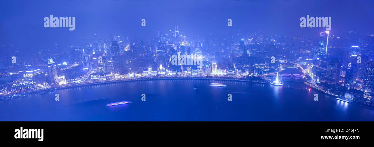 Ampio angolo di veduta aerea di notte Shanghai bund in stagione di vacanze Foto Stock