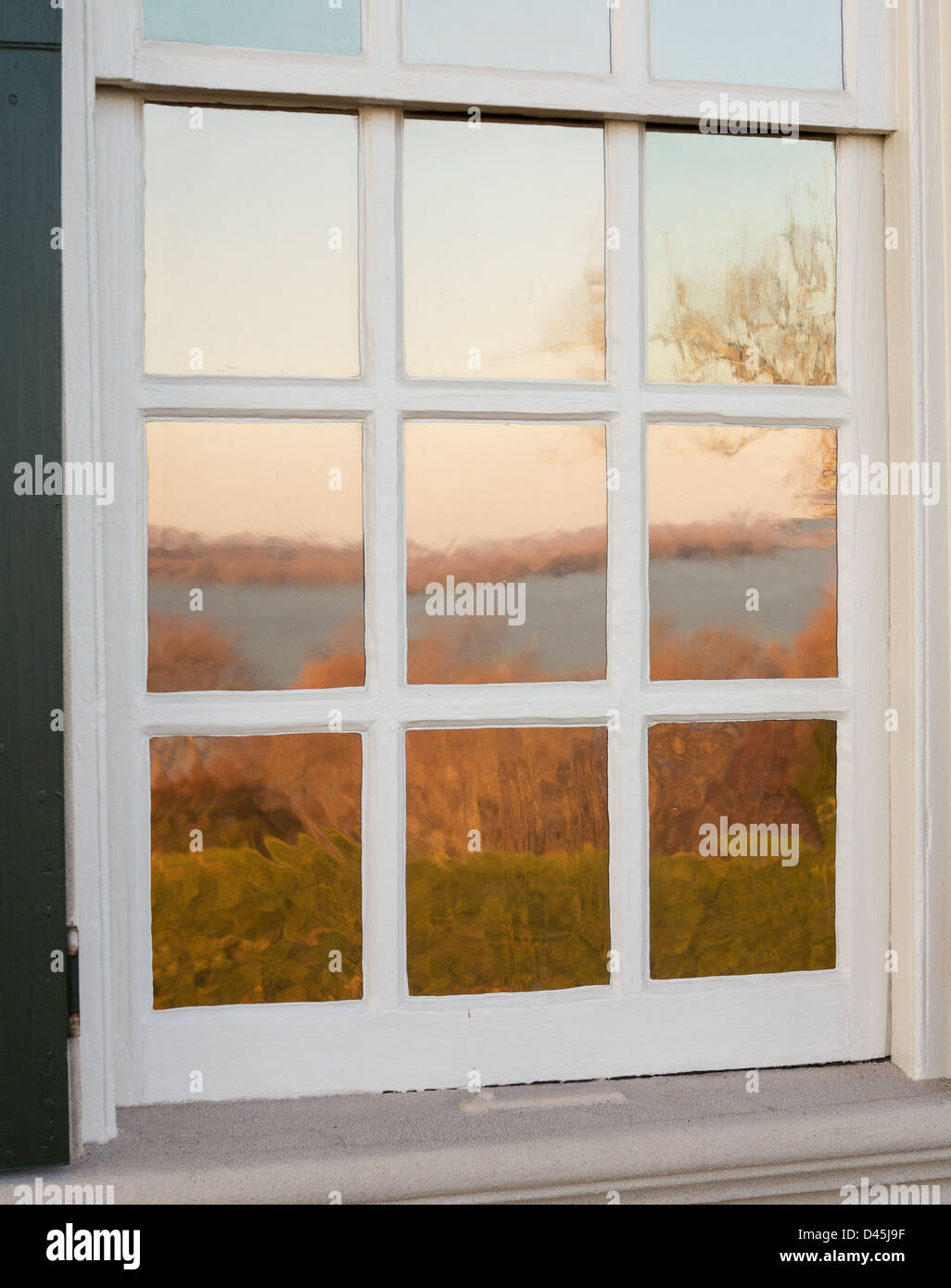 Il presidente George Washington a casa a Mount Vernon in Virginia con vista del fiume riflette in finestre di vetro Foto Stock