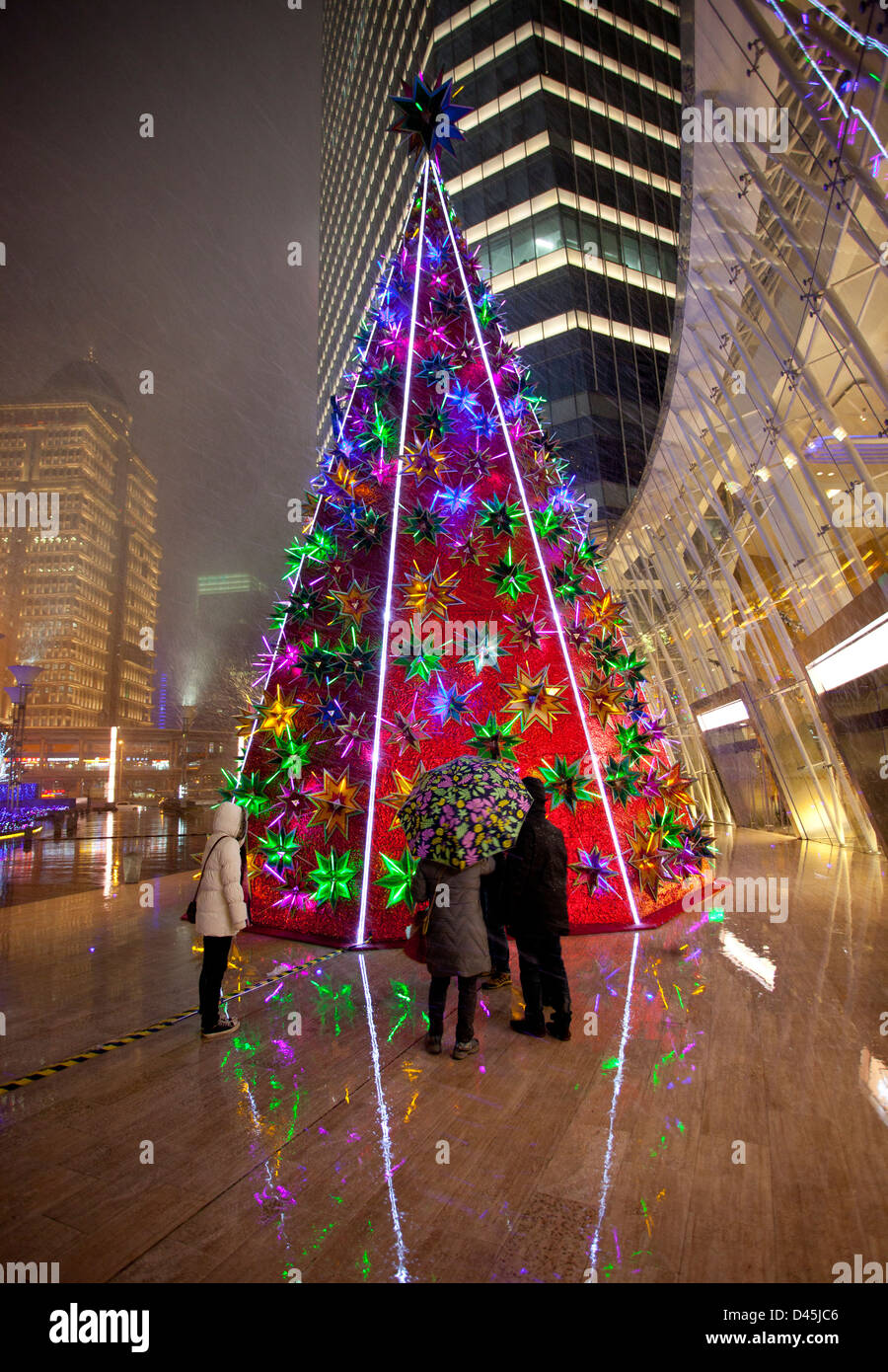 Albero di natale di fronte mall in cui shanghai business center Foto Stock
