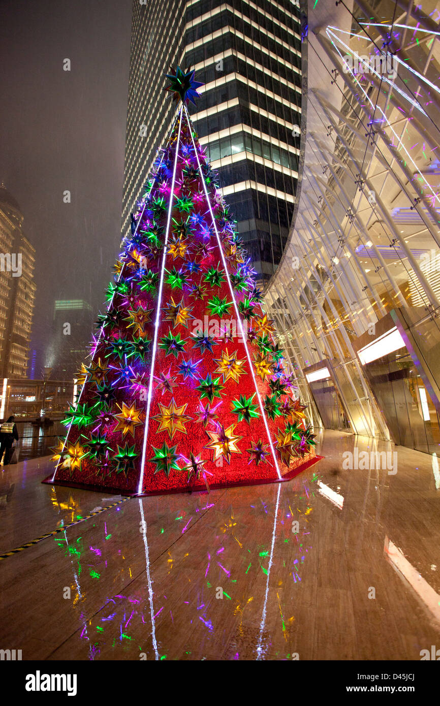 Albero di natale di fronte mall in cui shanghai business center Foto Stock